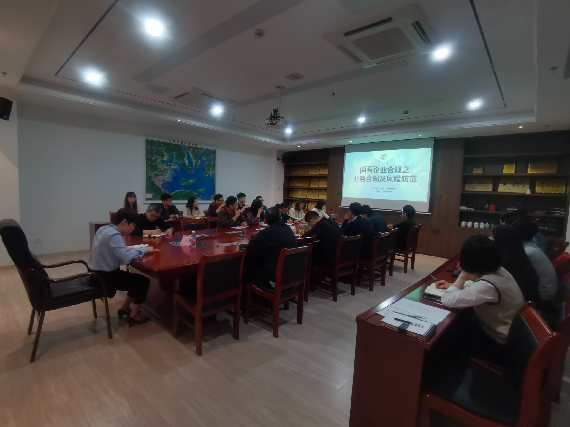 1713747059716742.jpg 合規(guī)講堂第一課——市交投物流集團(tuán)開展國(guó)企業(yè)務(wù)合規(guī)及風(fēng)險(xiǎn)防范培訓(xùn),劉招蕊拍攝.jpg