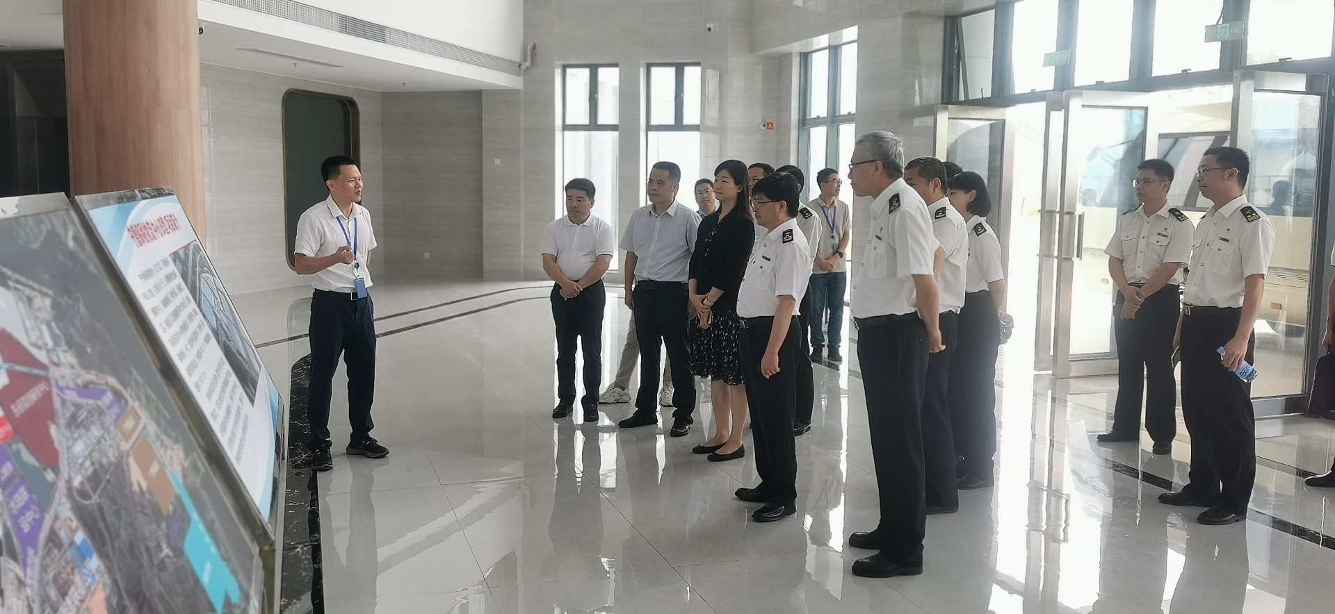海關總署自貿(mào)司司長潘城一行蒞臨寧德國際物流中心項目調(diào)研，周桂芳拍攝1.jpg